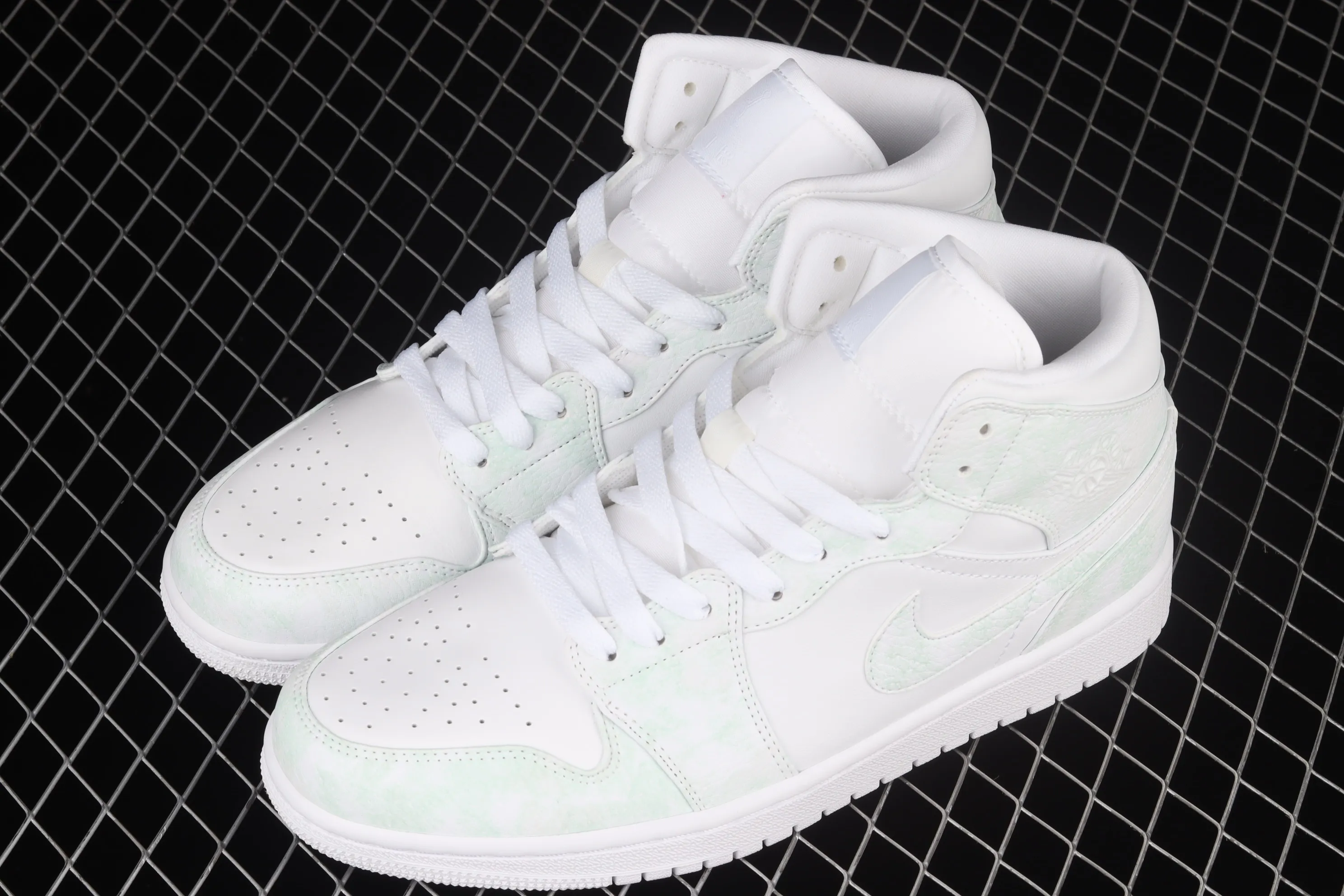 All Categories Air Jordan Jordan Series Basketball Shoes Air Jordan 1 Mid Air Jordan 1 Mid AJ1 Joe 1 Starry Sky Thermal Sensing China Basketball Shoes 554725-130